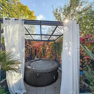  Holiday home Modern 2bed Pad W/ Hot Tub